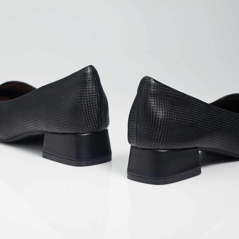 Load image into Gallery viewer, Ladies Round Point Heels
